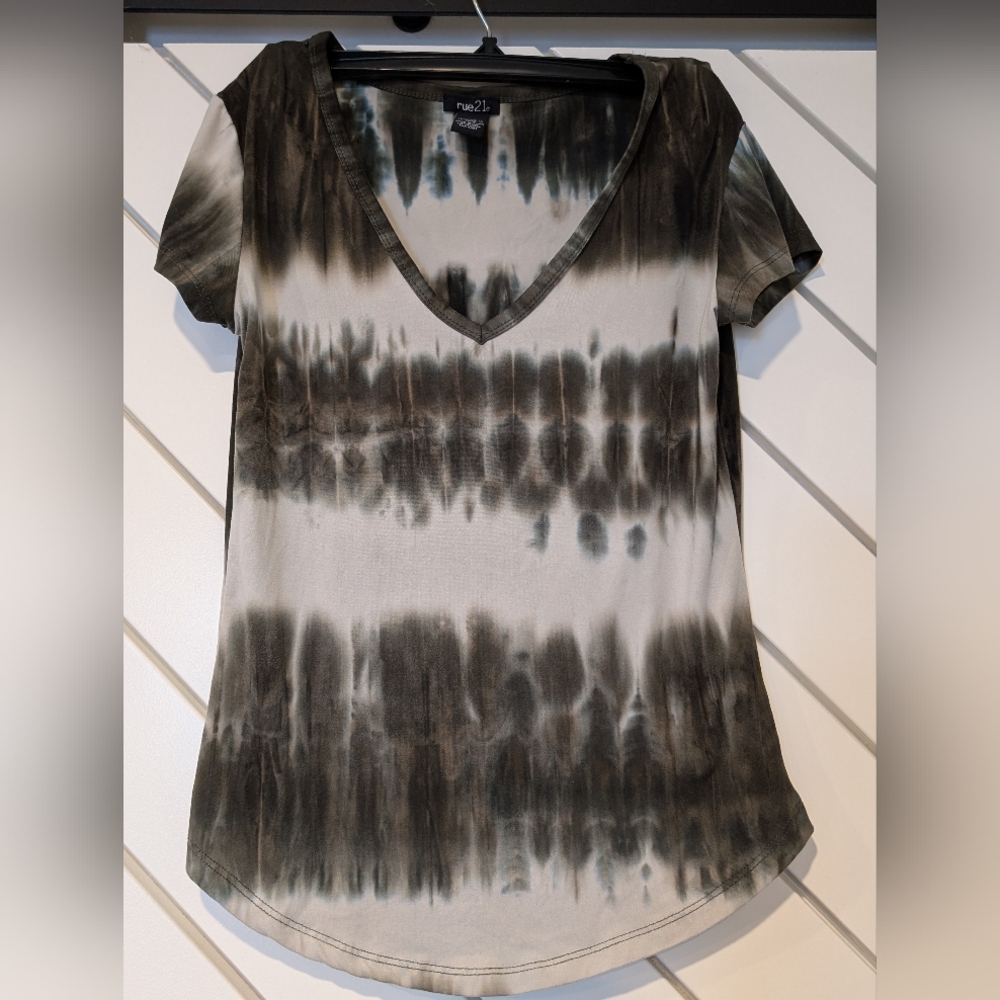 Rue21 Green & Off-White V-neck Tie Dye Shirt